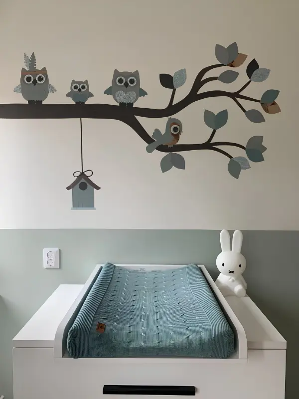 Groene babykamer met oudgroene sierlijke uilentak muursticker